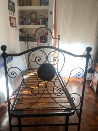 Letto ferro battuto con decoro floreale