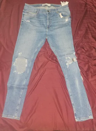 Pantalón vaquero Bershka Roto Talla 42