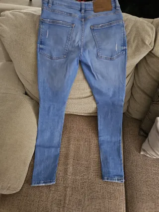 Pantalón vaquero Bershka chico desgastado