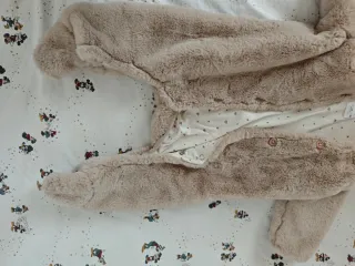 Buzo de bebé efecto pelo beige