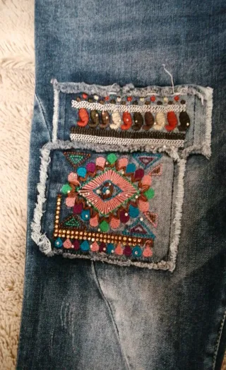 Pantalón tejano mujer boho con parches étnicos