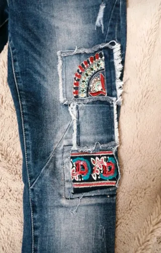 Pantalón tejano mujer boho con parches étnicos