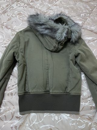 Giubbotto verde militare con cappuccio rimovibile