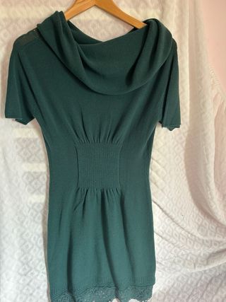 Abito verde con scollo a cascata