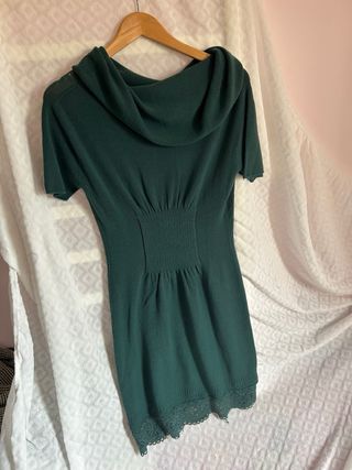 Abito verde con scollo a cascata