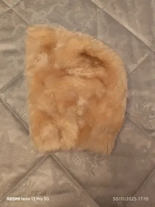 Capucha de pelo beige