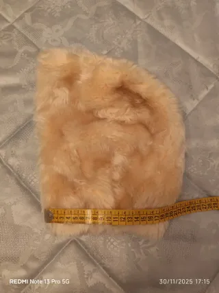 Capucha de pelo beige