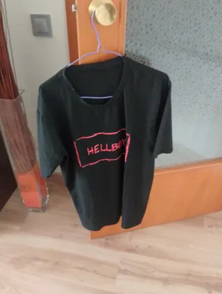 Camiseta Hellboy Negra y Roja