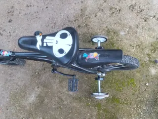 Bicicleta infantil con ruedines