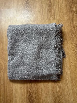 Bufanda gris con flecos