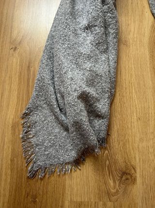 Bufanda gris con flecos