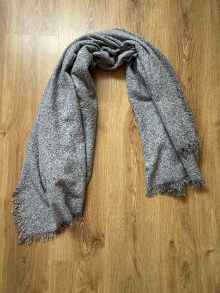 Bufanda gris con flecos