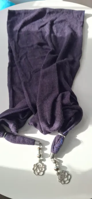Pañuelo cuello mujer morado con adornos