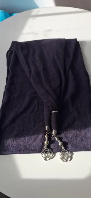Pañuelo cuello mujer morado con adornos