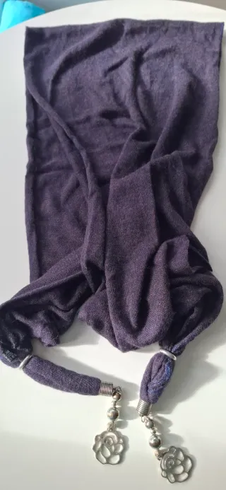 Pañuelo cuello mujer morado con adornos