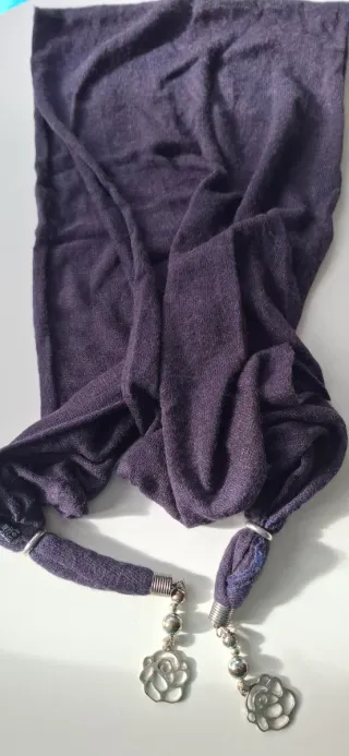 Pañuelo cuello mujer morado con adornos