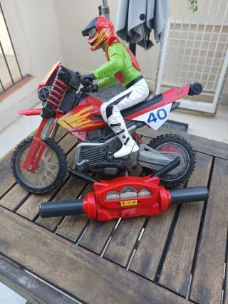Moto teledirigida con piloto
