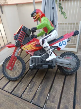 Moto teledirigida con piloto