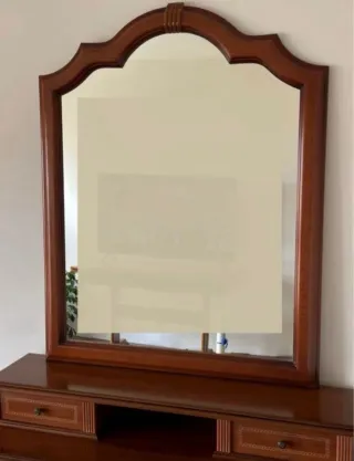 Cómoda de madera con espejo