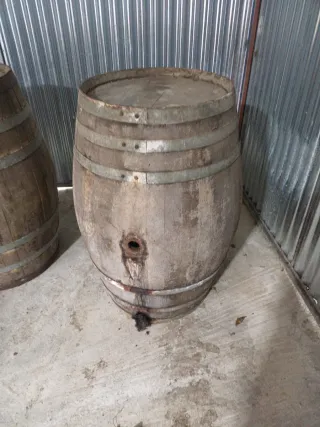 Barricas y Toneles de Madera, 30€ cada uno.