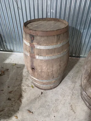 Barricas y Toneles de Madera, 30€ cada uno.