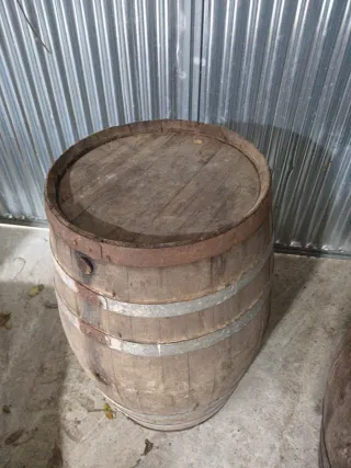 Barricas y Toneles de Madera, 30€ cada uno.
