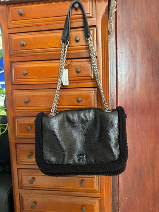 Bolso negro con cadena y pelo