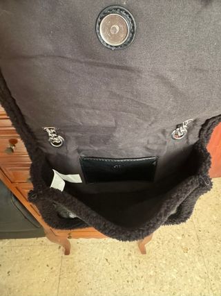 Bolso negro con cadena y pelo