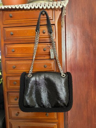 Bolso negro con cadena y pelo