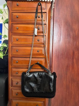 Bolso negro con cadena y pelo