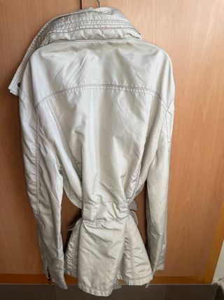 Chaqueta beige vintage con capucha