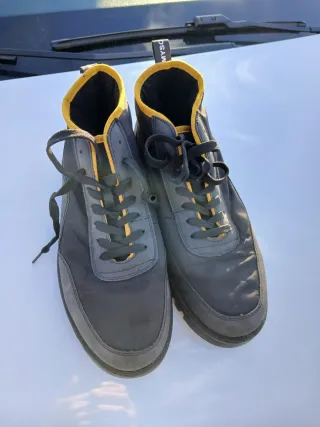 Botas negras y grises