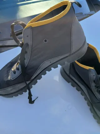 Botas negras y grises