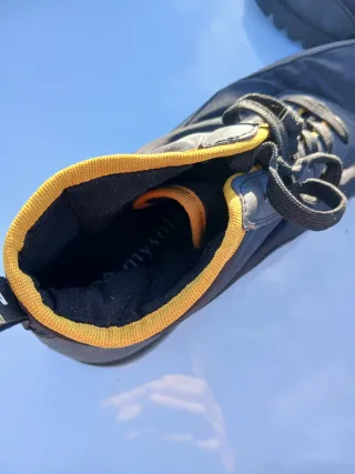 Botas negras y grises