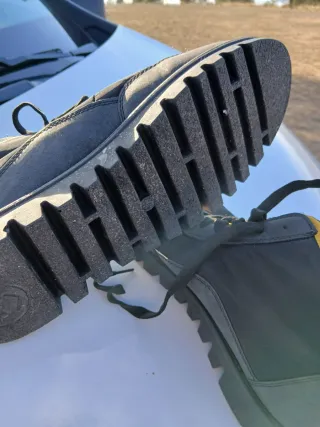 Botas negras y grises