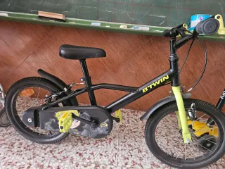 Bicicleta infantil B'Twin 16 pulgadas. Dark hero.