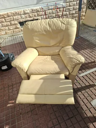 Sillón reclinable de piel beige