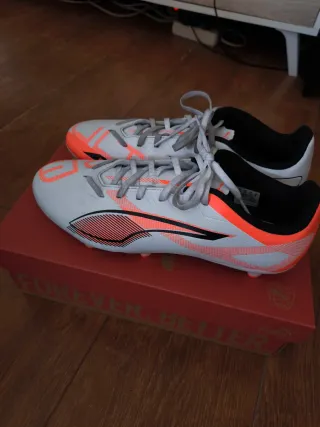 Tacos de fútbol Puma blancos y naranjas