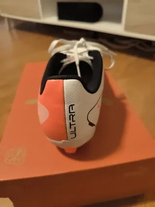 Tacos de fútbol Puma blancos y naranjas