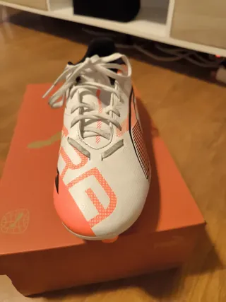 Tacos de fútbol Puma blancos y naranjas