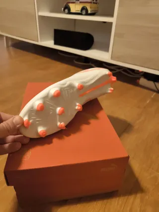 Tacos de fútbol Puma blancos y naranjas