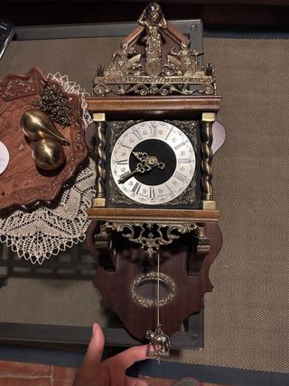 Reloj de pared antiguo de bronce