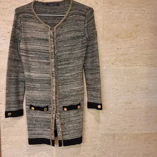 Chaqueta con cadena dorada