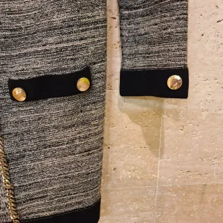 Chaqueta con cadena dorada