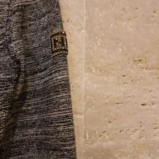 Chaqueta con cadena dorada