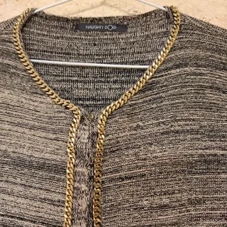 Chaqueta con cadena dorada