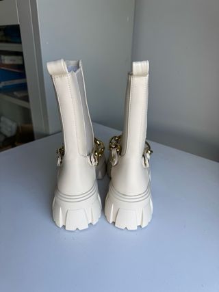 Stivaletti Exé donna beige con catena oro