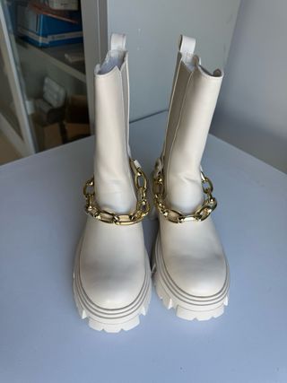 Stivaletti Exé donna beige con catena oro