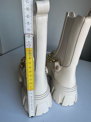 Stivaletti Exé donna beige con catena oro