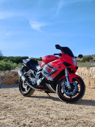 Hyosung GT650R Roja